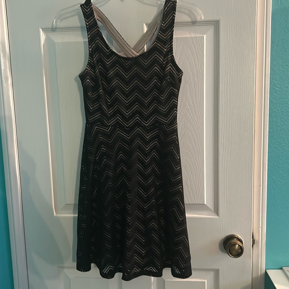 Candies zigzag patterned black dress w/criss cross strapped back, Size XS
